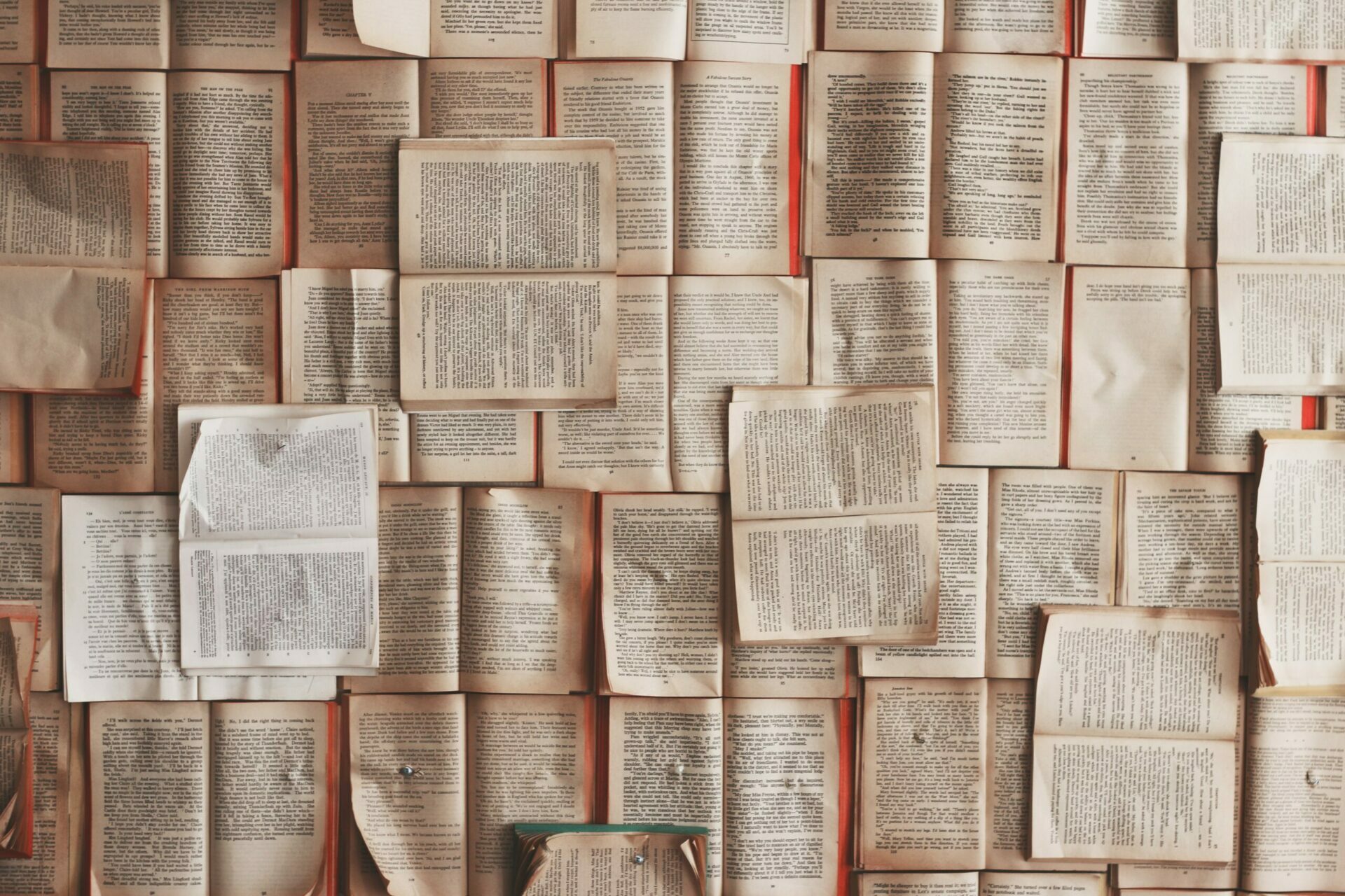 patrick-tomasso-Oaqk7qqNh_c-unsplash Sicht von oben auf aufgeschlagene Bücher.